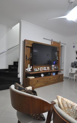 Casa à venda com 94m², 3 quartos e 2 vagasSala