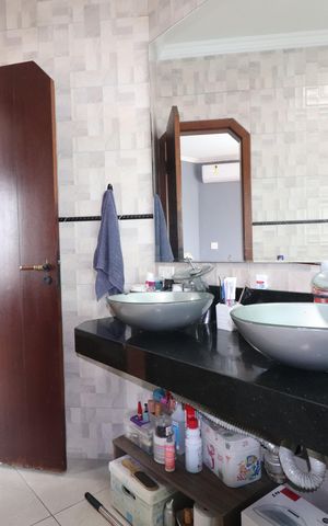 Casa à venda com 244m², 3 quartos e 2 vagasBanheiro da Suíte