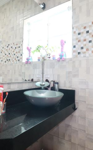 Casa à venda com 244m², 3 quartos e 2 vagasBanheiro