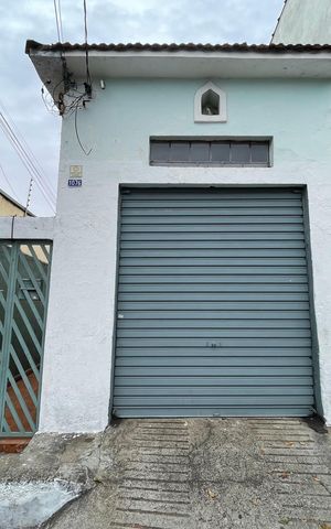 Casa à venda com 150m², 3 quartos e 2 vagas Casa à venda com 150m², 3 quartos e 2 vagasFachada