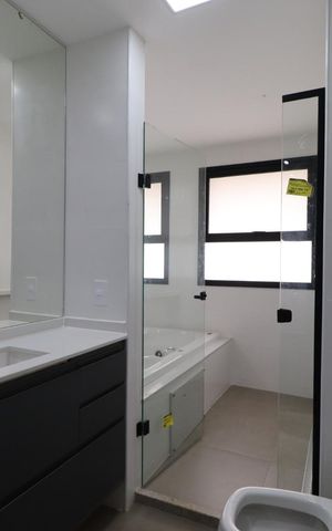 Apartamento para alugar com 295m², 4 quartos e 4 vagas Apartamento para alugar com 295m², 4 quartos e 4 vagasBanheiro da Suíte 2
