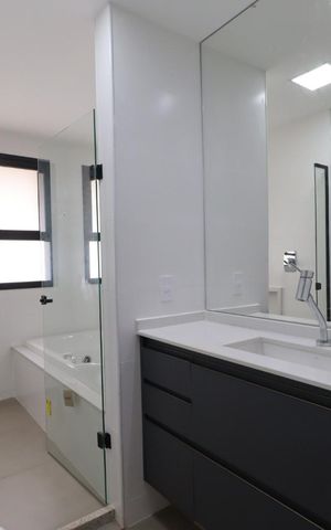 Apartamento para alugar com 295m², 4 quartos e 4 vagas Apartamento para alugar com 295m², 4 quartos e 4 vagasBanheiro da Suíte 2