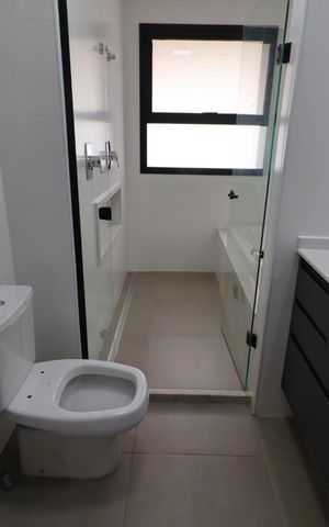 Apartamento para alugar com 295m², 4 quartos e 4 vagas Apartamento para alugar com 295m², 4 quartos e 4 vagasBanheiro da Suíte 2