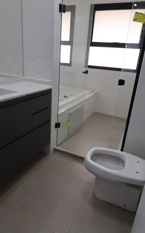 Apartamento para alugar com 295m², 4 quartos e 4 vagas Apartamento para alugar com 295m², 4 quartos e 4 vagasBanheiro da Suíte 2