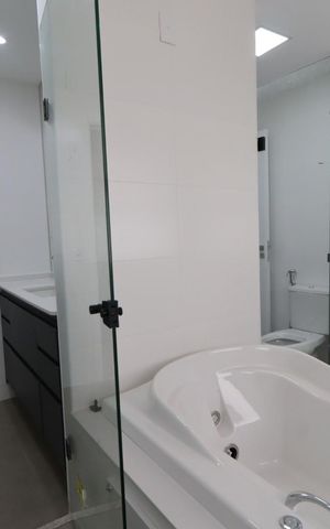 Apartamento para alugar com 295m², 4 quartos e 4 vagas Apartamento para alugar com 295m², 4 quartos e 4 vagasBanheiro da Suíte 2