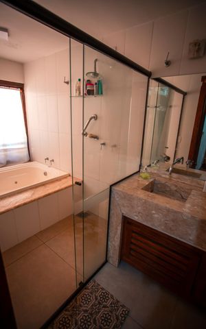 Casa à venda com 500m², 5 quartos e 6 vagas Casa à venda com 500m², 5 quartos e 6 vagasBanheiro da Suíte 3