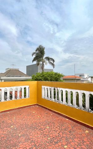 Casa à venda com 358m², 5 quartos e 4 vagas Casa à venda com 358m², 5 quartos e 4 vagasÁrea externa