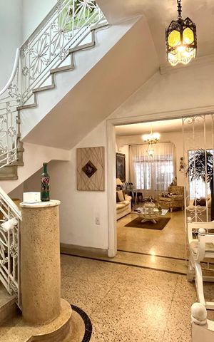 Casa à venda com 358m², 5 quartos e 4 vagas Casa à venda com 358m², 5 quartos e 4 vagasCorredor