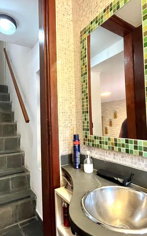 Casa à venda com 358m², 5 quartos e 4 vagas Casa à venda com 358m², 5 quartos e 4 vagasLavabo -Casa 2