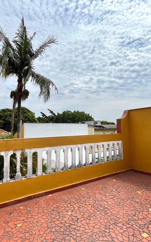 Casa à venda com 358m², 5 quartos e 4 vagas Casa à venda com 358m², 5 quartos e 4 vagasÁrea externa