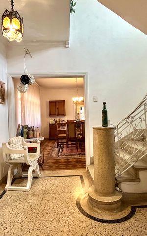 Casa à venda com 358m², 5 quartos e 4 vagas Casa à venda com 358m², 5 quartos e 4 vagasCorredor