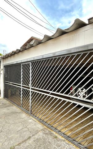Casa à venda com 358m², 5 quartos e 4 vagas Casa à venda com 358m², 5 quartos e 4 vagasFachada