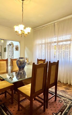 Casa à venda com 358m², 5 quartos e 4 vagas Casa à venda com 358m², 5 quartos e 4 vagasCopa