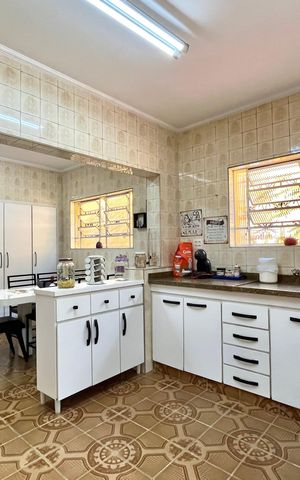 Casa à venda com 358m², 5 quartos e 4 vagas Casa à venda com 358m², 5 quartos e 4 vagasCozinha