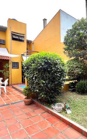 Casa à venda com 358m², 5 quartos e 4 vagas Casa à venda com 358m², 5 quartos e 4 vagasÁrea externa