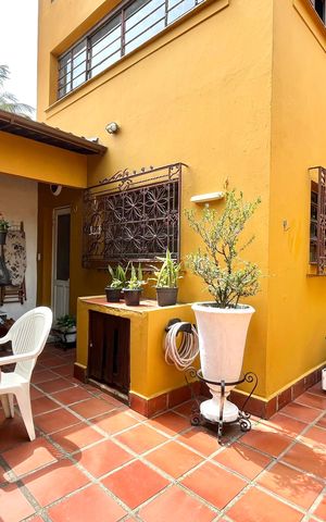 Casa à venda com 358m², 5 quartos e 4 vagas Casa à venda com 358m², 5 quartos e 4 vagasÁrea externa
