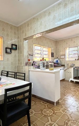 Casa à venda com 358m², 5 quartos e 4 vagas Casa à venda com 358m², 5 quartos e 4 vagasCozinha