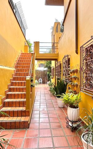 Casa à venda com 358m², 5 quartos e 4 vagas Casa à venda com 358m², 5 quartos e 4 vagasÁrea externa