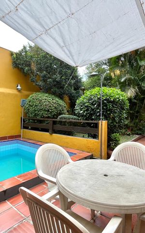 Casa à venda com 358m², 5 quartos e 4 vagas Casa à venda com 358m², 5 quartos e 4 vagasÁrea externa