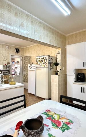 Casa à venda com 358m², 5 quartos e 4 vagas Casa à venda com 358m², 5 quartos e 4 vagasCozinha