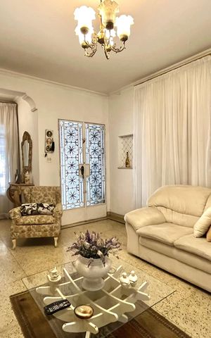 Casa à venda com 358m², 5 quartos e 4 vagas Casa à venda com 358m², 5 quartos e 4 vagasSala