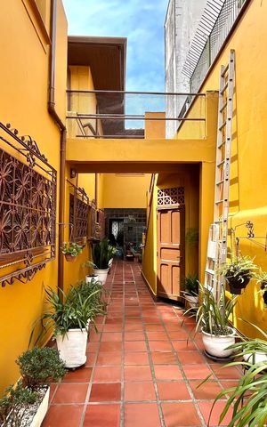 Casa à venda com 358m², 5 quartos e 4 vagas Casa à venda com 358m², 5 quartos e 4 vagasÁrea externa