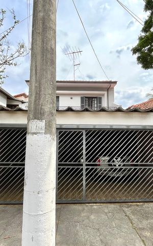 Casa à venda com 358m², 5 quartos e 4 vagas Casa à venda com 358m², 5 quartos e 4 vagasFachada