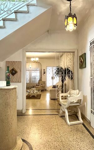 Casa à venda com 358m², 5 quartos e 4 vagas Casa à venda com 358m², 5 quartos e 4 vagasCorredor