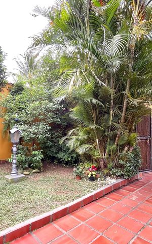 Casa à venda com 358m², 5 quartos e 4 vagas Casa à venda com 358m², 5 quartos e 4 vagasÁrea externa