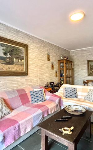 Casa à venda com 358m², 5 quartos e 4 vagas Casa à venda com 358m², 5 quartos e 4 vagasSala -Casa 2