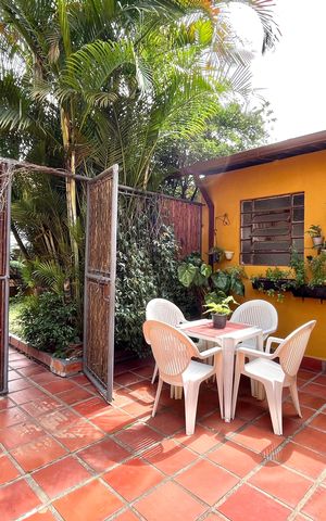 Casa à venda com 358m², 5 quartos e 4 vagas Casa à venda com 358m², 5 quartos e 4 vagasÁrea externa