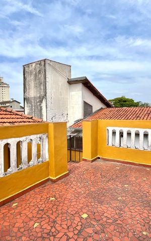 Casa à venda com 358m², 5 quartos e 4 vagas Casa à venda com 358m², 5 quartos e 4 vagasÁrea externa