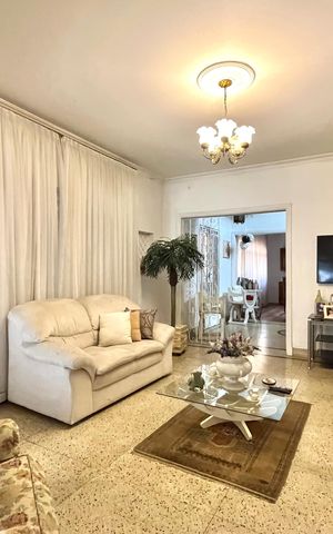 Casa à venda com 358m², 5 quartos e 4 vagas Casa à venda com 358m², 5 quartos e 4 vagasSala