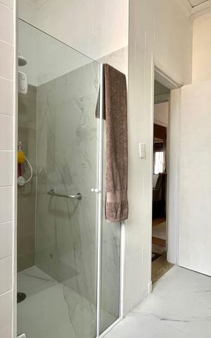 Casa à venda com 358m², 5 quartos e 4 vagas Casa à venda com 358m², 5 quartos e 4 vagasBanheiro 1