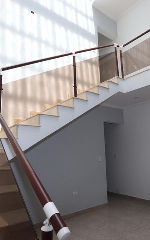 Casa para alugar com 320m², 4 quartos e 10 vagasEscadas