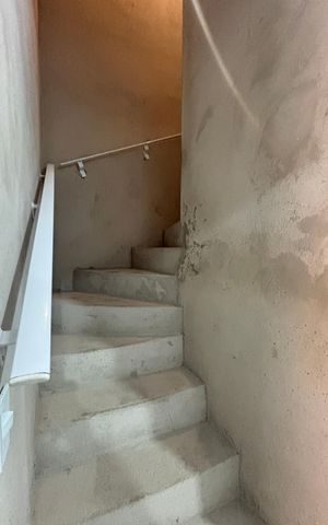 Casa à venda com 100m², 3 quartos e 2 vagas Casa à venda com 100m², 3 quartos e 2 vagasEscada