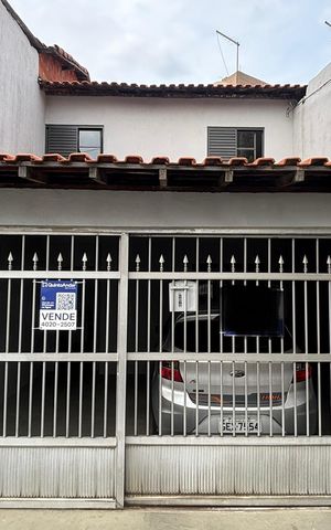 Casa à venda com 100m², 3 quartos e 2 vagas Casa à venda com 100m², 3 quartos e 2 vagasFachada