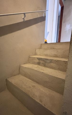 Casa à venda com 100m², 3 quartos e 2 vagas Casa à venda com 100m², 3 quartos e 2 vagasEscada