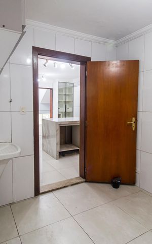 Casa de condomínio à venda com 450m², 3 quartos e 4 vagas Casa de condomínio à venda com 450m², 3 quartos e 4 vagasÁrea de Serviço