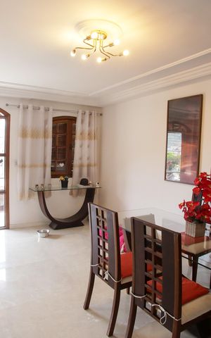 Casa à venda com 318m², 5 quartos e 2 vagasSala de jantar