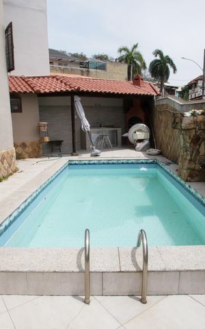 Casa à venda com 318m², 5 quartos e 2 vagasPiscina