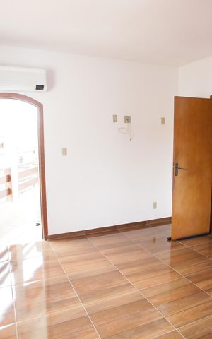 Casa à venda com 318m², 5 quartos e 2 vagasQuarto Suíte 2