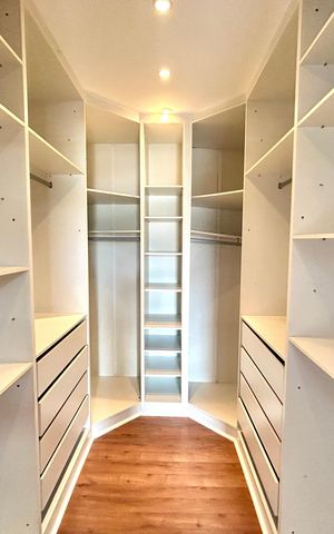 Casa à venda com 427m², 4 quartos e 5 vagasCloset da Suíte 1