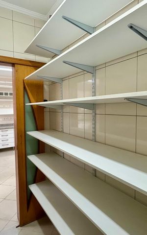 Casa à venda com 427m², 4 quartos e 5 vagasDespensa