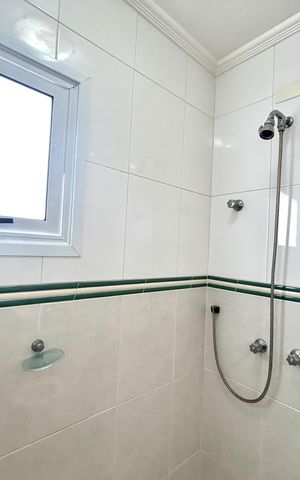 Casa à venda com 427m², 4 quartos e 5 vagasBanheiro 1