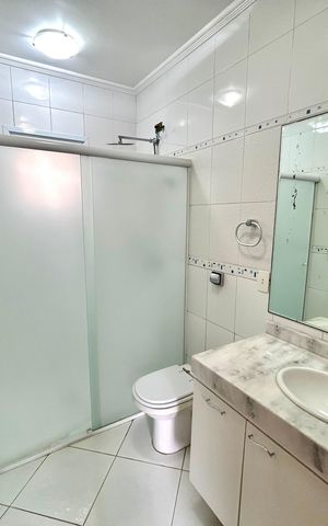 Casa à venda com 427m², 4 quartos e 5 vagasBanheiro da Suíte 1