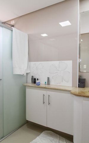 Apartamento à venda com 135m², 3 quartos e 2 vagas Apartamento à venda com 135m², 3 quartos e 2 vagasBanheiro da Suíte