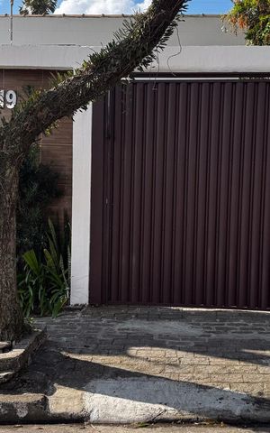 Casa à venda com 320m², 5 quartos e 5 vagasFachada