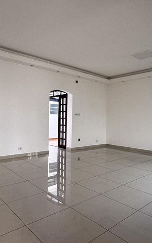 Casa à venda com 320m², 5 quartos e 5 vagasSala