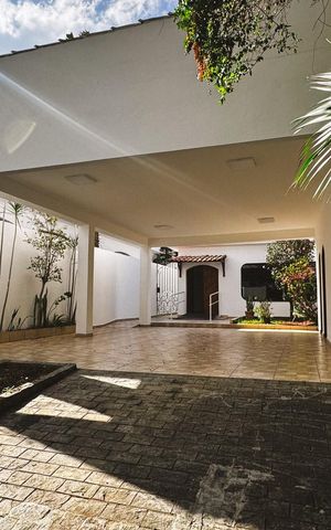 Casa à venda com 320m², 5 quartos e 5 vagasGaragem